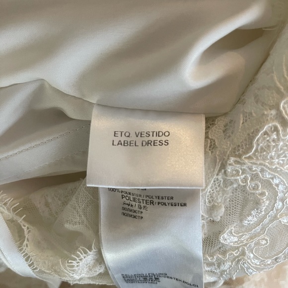 Pronovias ETQ - VESTIDO Elegant Mermaid gown crafted in rich Beautiful lace. - Picture 6 of 15